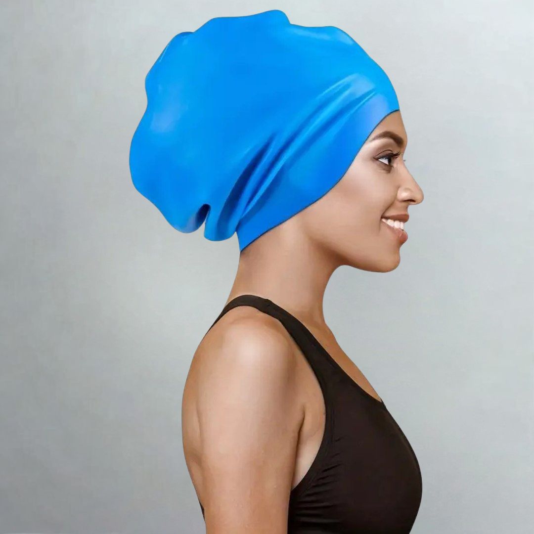 Gorro de natación XL AquaDome para pelo voluminoso. Silicona impermeable, ideal para trenzas y rizos en piscina.
