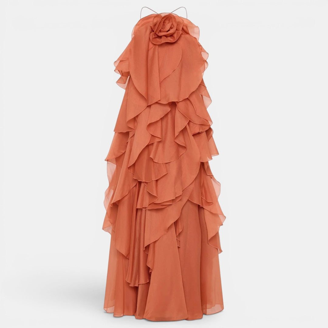 Elegante vestido largo rojo halter de mujer con flor, ideal para fiestas y eventos de verano. Maxi y con estilo.