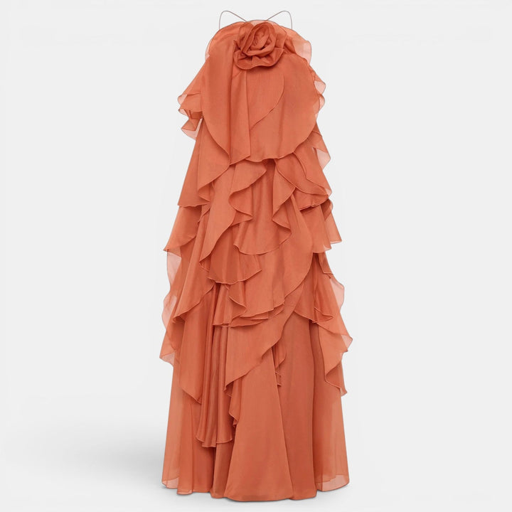Elegante vestido largo rojo halter de mujer con flor, ideal para fiestas y eventos de verano. Maxi y con estilo.