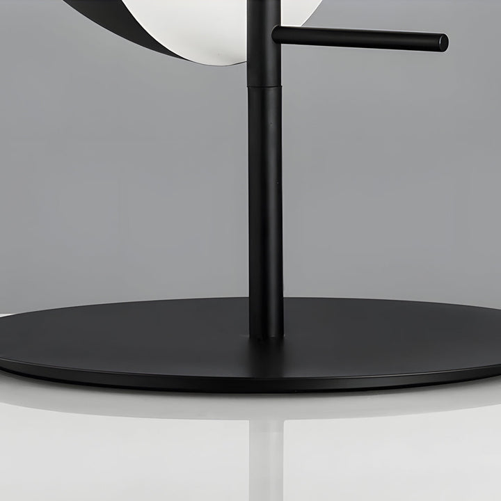 Lámpara de mesa decorativa esférica negra con pantalla ahumada. Crea un ambiente sofisticado y moderno en tu sala.