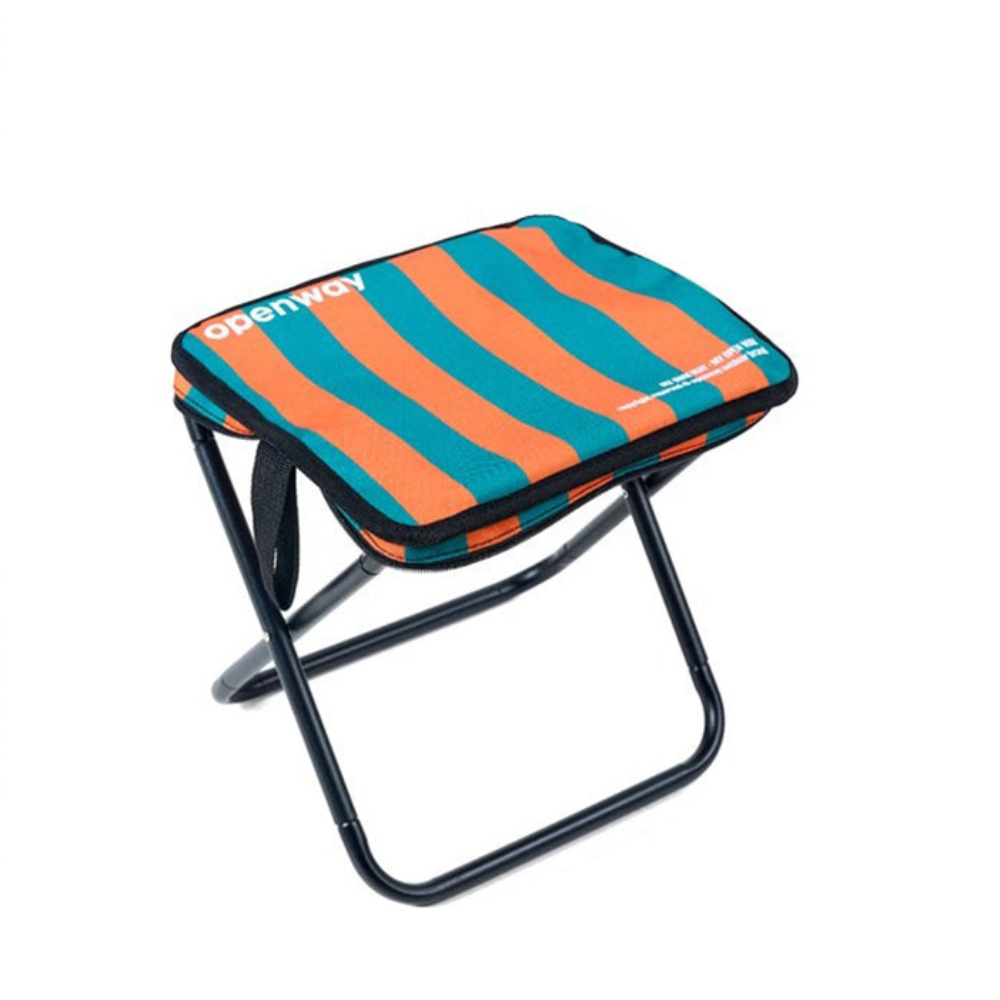 Asiento de camping con rayas, plegable y muy portátil. Disfruta del exterior sin límites.