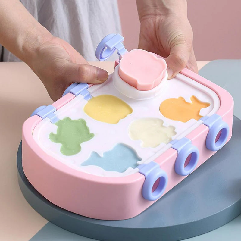 Primer plano de moldes de silicona para helados caseros con divertidas formas de animales para niños.