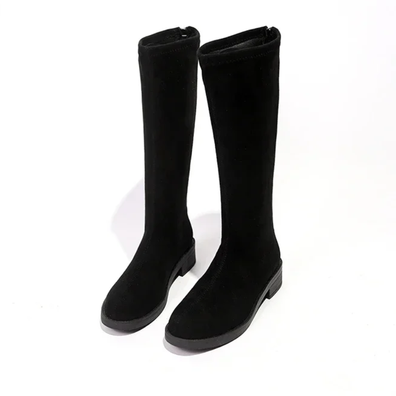 Botas altas negras para mujer, diseño minimalista y construcción ligera.