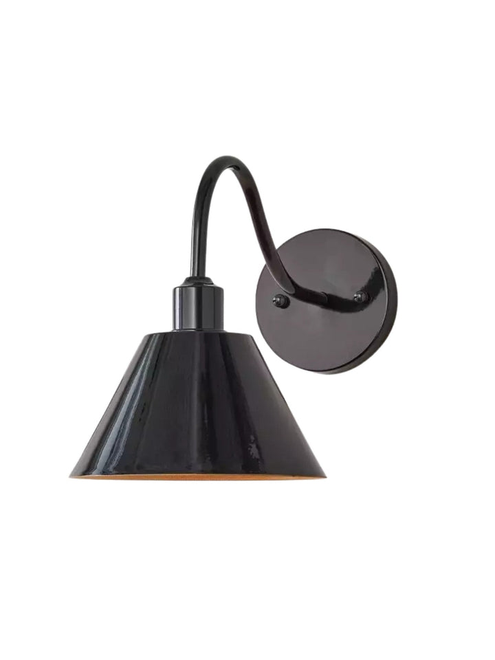 Aplique de pared cónico moderno en latón, iluminación focal elegante para interiores.