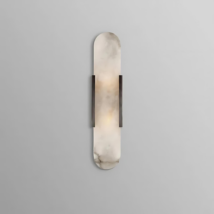 Iluminación interior elegante: aplique de pared con diseño minimalista en mármol y metal oscuro.