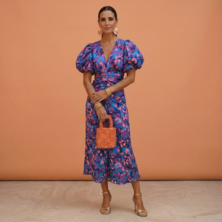 Vestido femenino de verano, con diseño elegante, escote en V y mangas abullonadas, perfecto para fiestas.