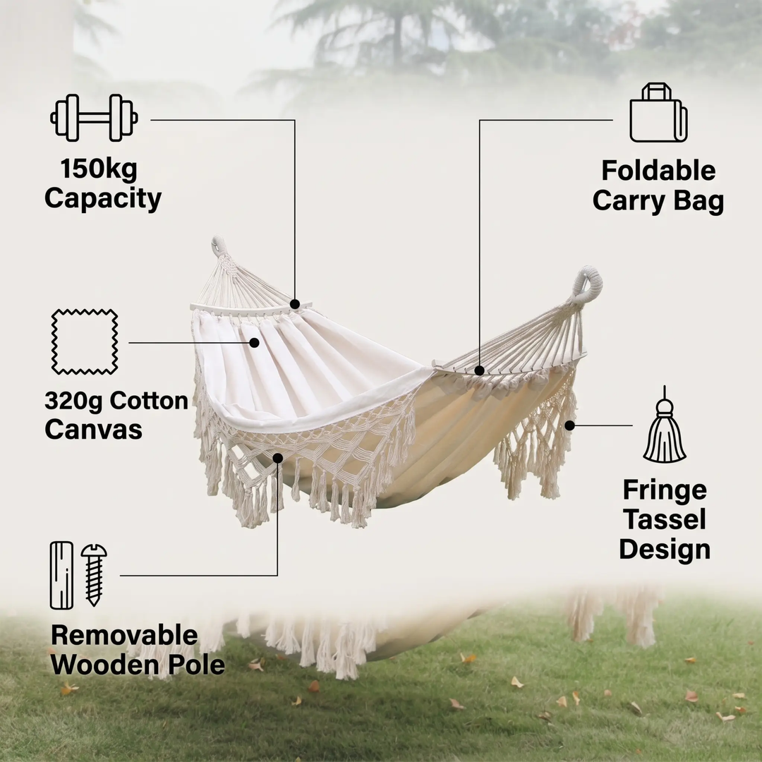 Hamaca portátil de lona doble con barra, ideal para camping y jardín. Relajación en blanco con flecos.