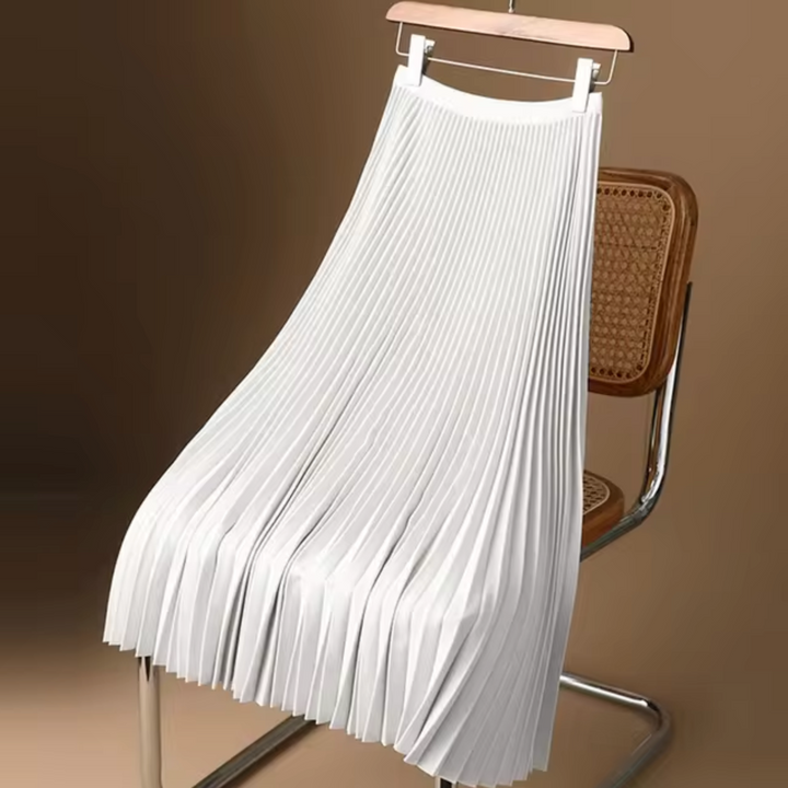 Detalle de falda larga plisada en tejido fluido. Un estilo versátil y elegante, ideal para ropa de mujer.