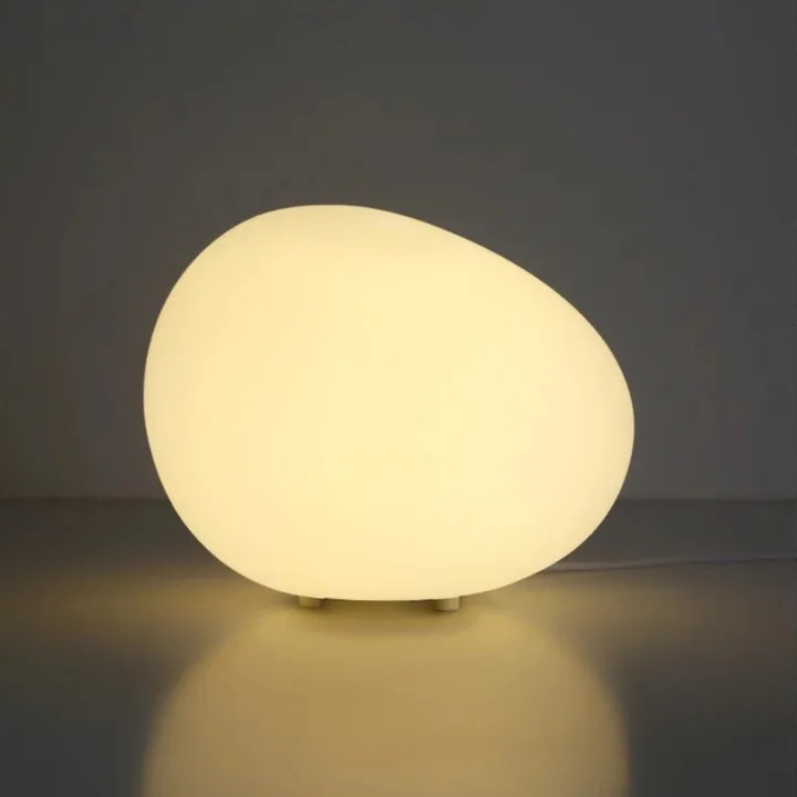 Lámpara de dormitorio 'Pebble' LED. Diseño moderno y orgánico para una iluminación ambiental suave.