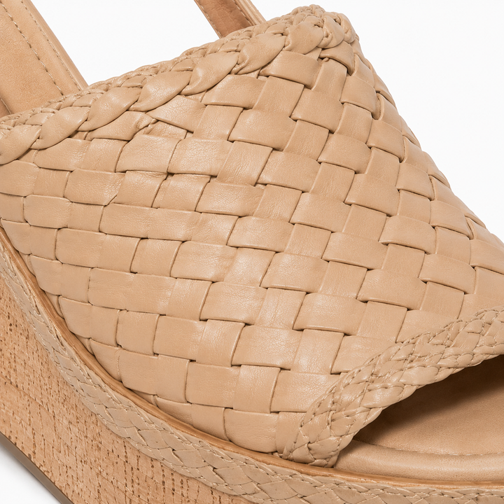 Calzado de mujer versátil: sandalias de cuña beige perfectas para outfits casuales y elegantes de verano.