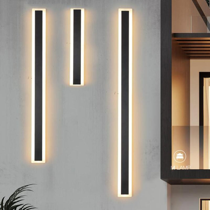 Lámpara de pared exterior LED lineal versátil, adaptable a jardines, terrazas y entradas modernas.