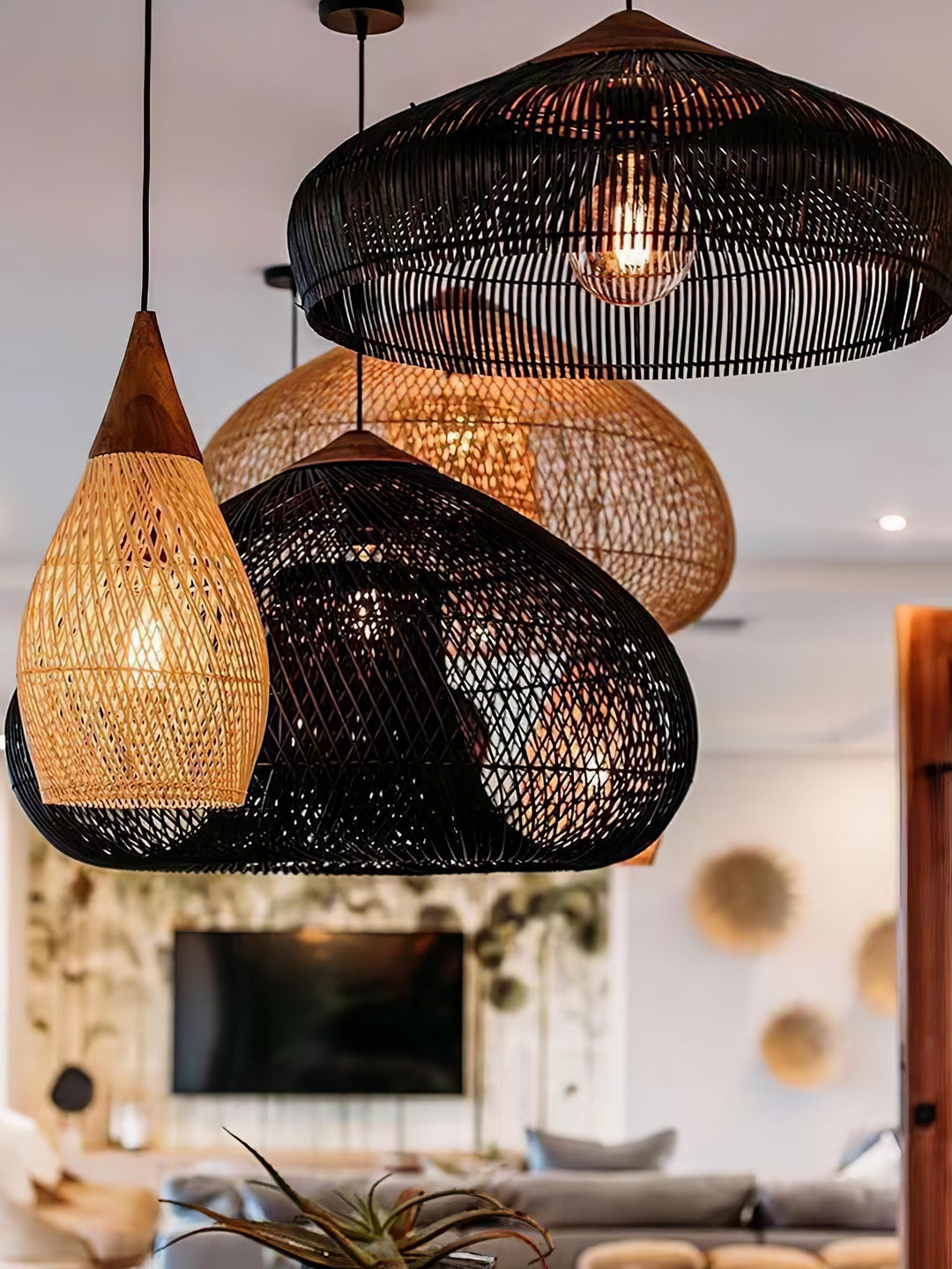 Lámpara de techo moderna, trenzada con materiales naturales, para un ambiente único.