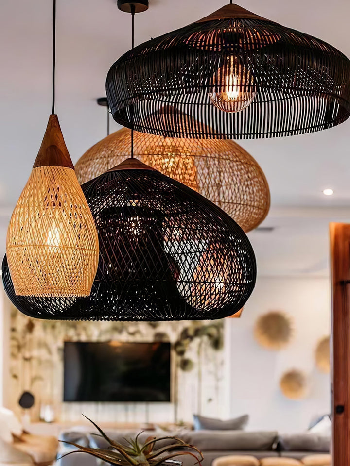 Lámpara de techo moderna, trenzada con materiales naturales, para un ambiente único.