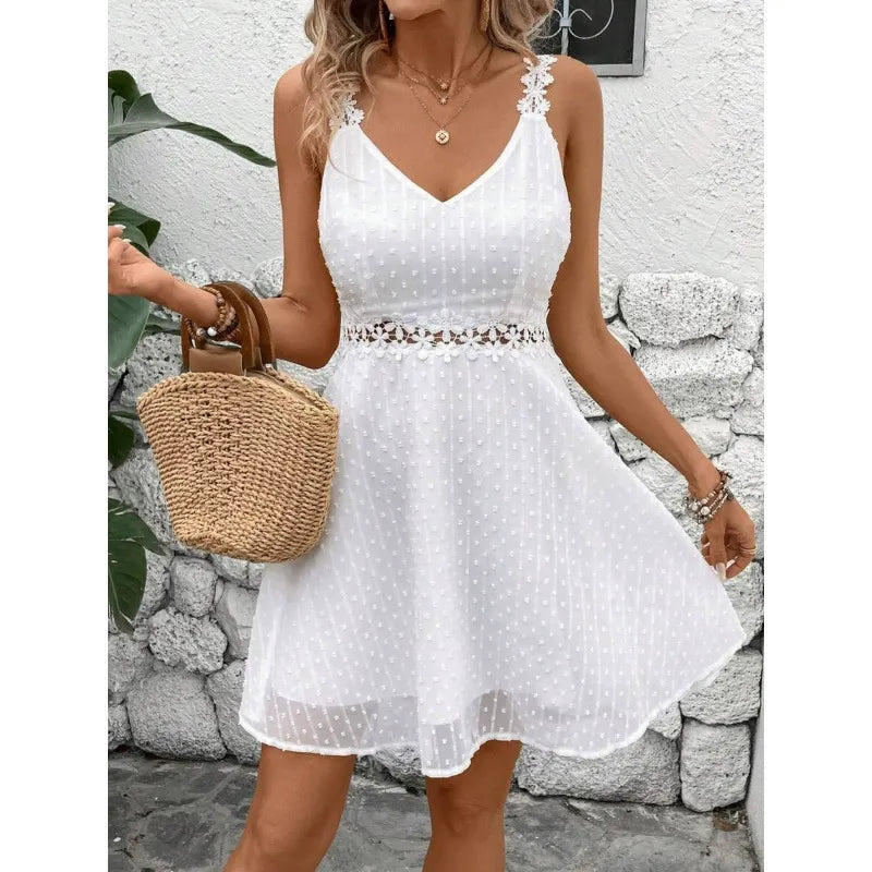 Vestido de verano plumetis para mujer con detalles de encaje y escote en pico, estilo casual elegante.