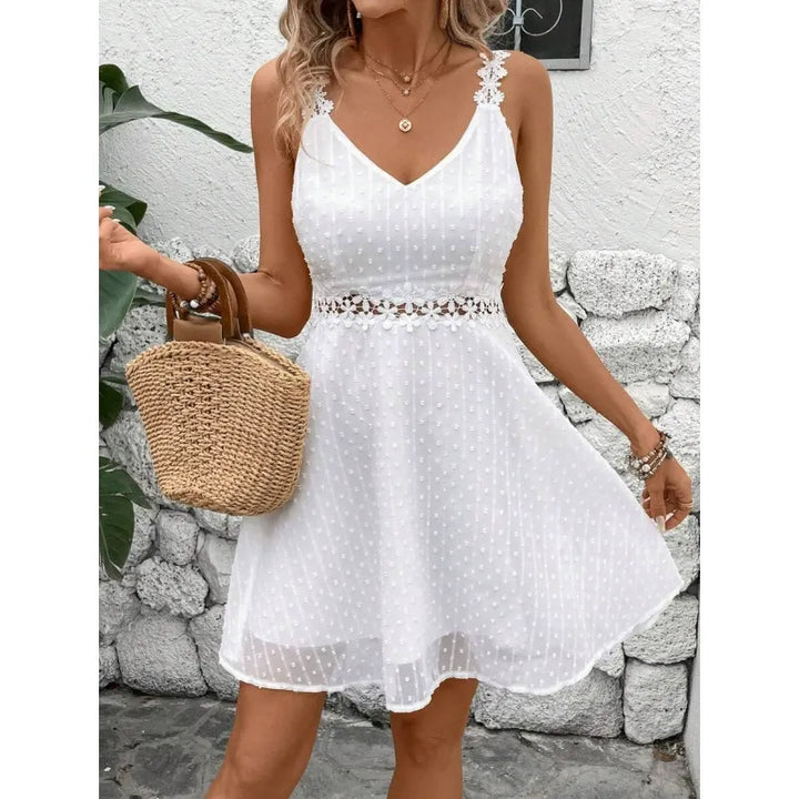 Vestido de verano plumetis para mujer con detalles de encaje y escote en pico, estilo casual elegante.