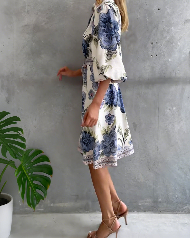 Moda primavera-verano: Vestido floral con mangas farol y botones, estilo romántico y casual.