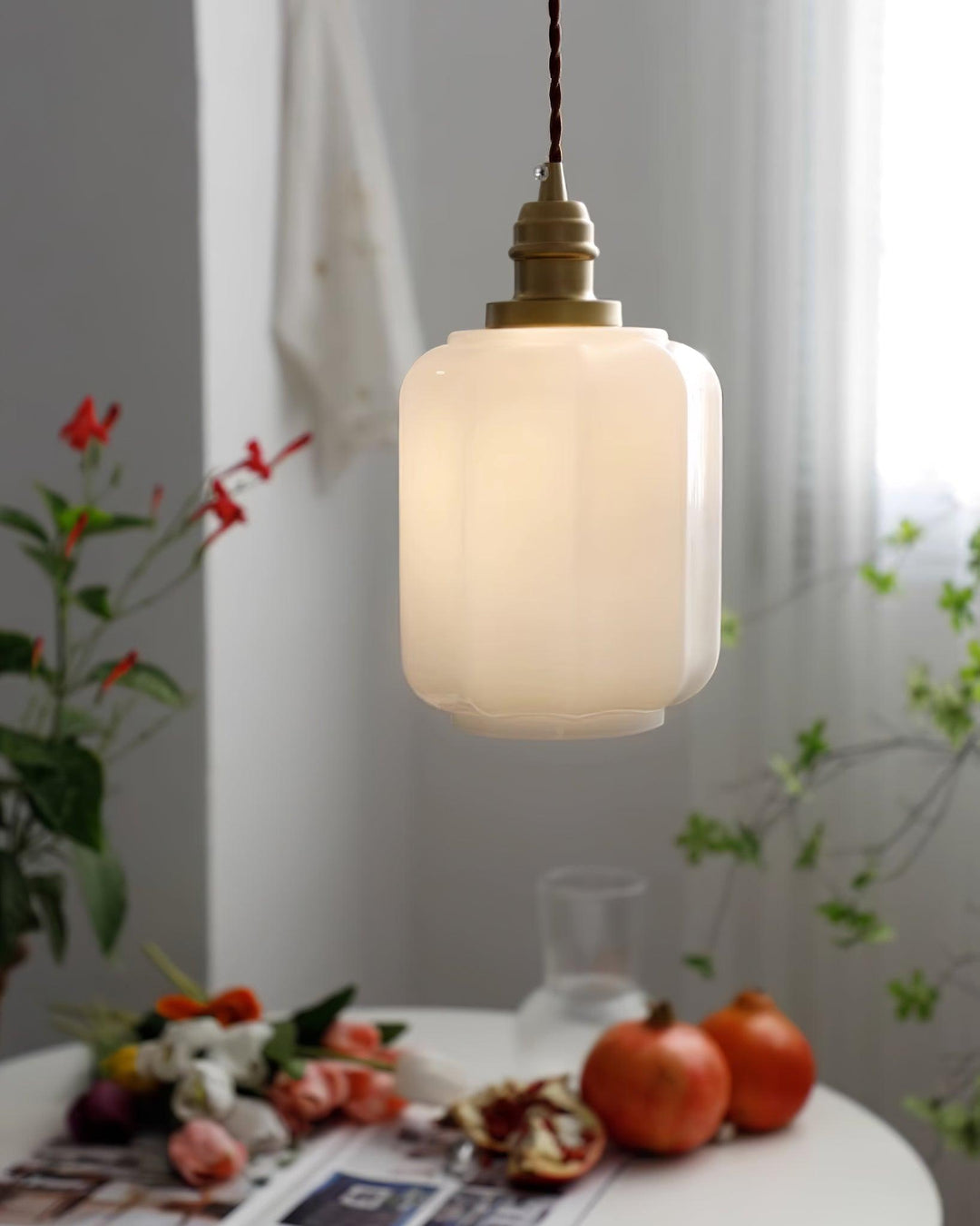 Lámpara colgante de alta calidad con pantalla de cristal blanco y base de latón. Iluminación premium.