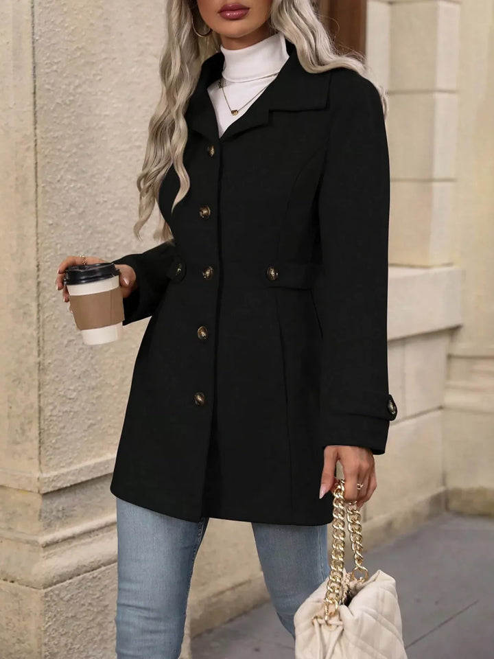 Abrigo casual de mujer, con botones decorativos y manga larga. Prenda ligera y versátil.