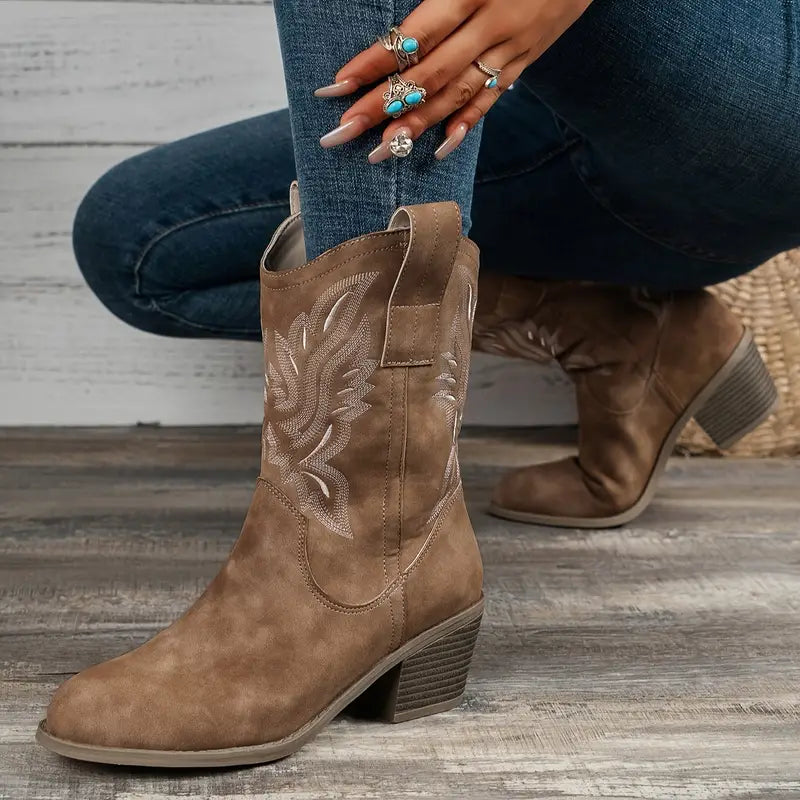 Modelo de mujer con botines retro GRETA marrones y tacón grueso. Calzado elegante y vintage para otoño.