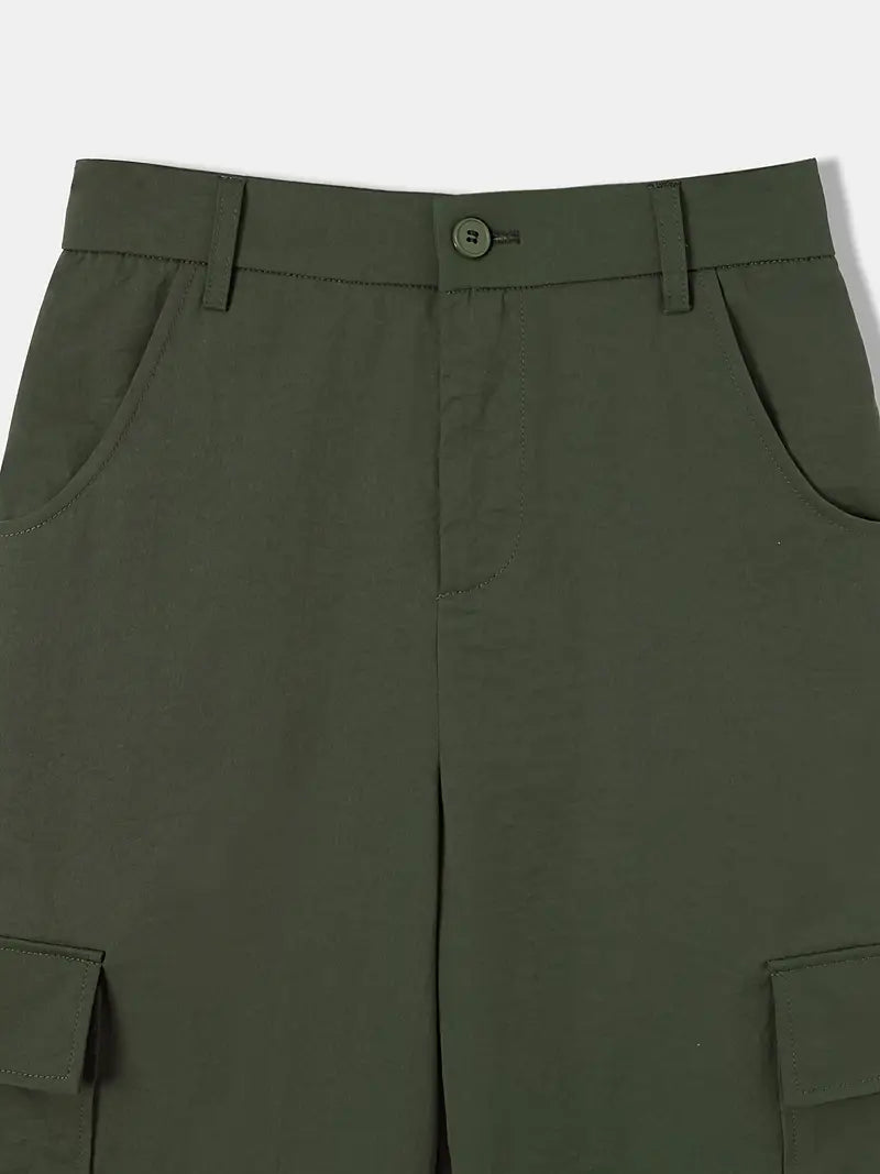 Pantalones casuales cargo mujer, confort y diseño actual.