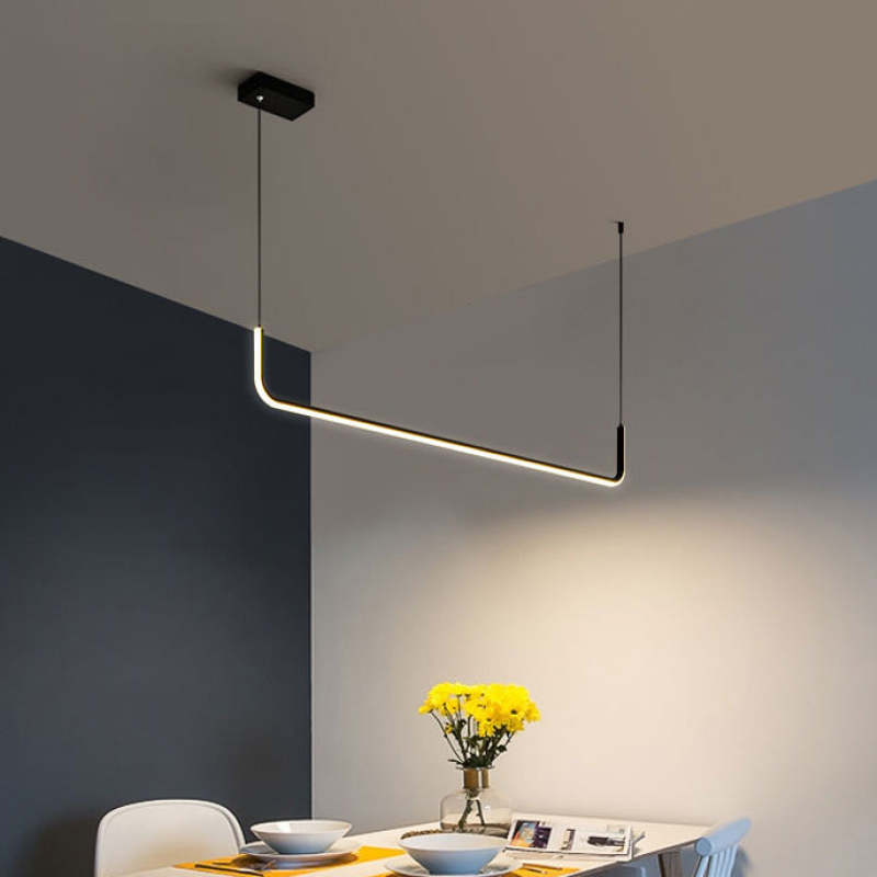 Iluminación LED moderna para comedor. Lámpara colgante dorada y negra, crea ambiente, diseño versátil.