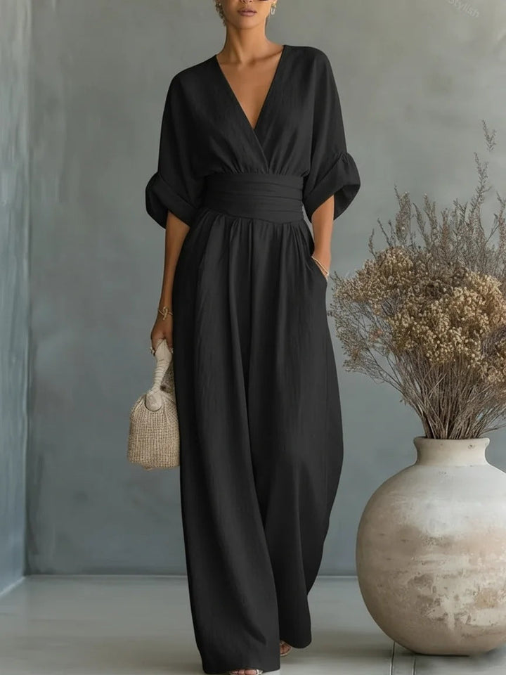 Moda femenina: mono sofisticado de escote V y cintura marcada, con pantalón ancho para un look chic.