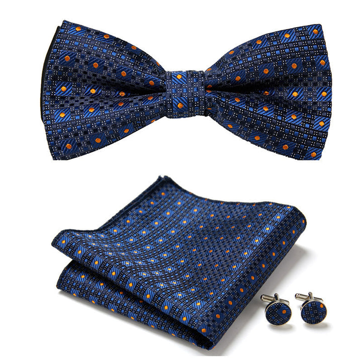 Detalle de la pajarita floral elegante, accesorio imprescindible para moda masculina. [[lstfy-media:3]]