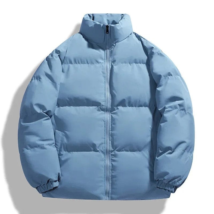 Primer plano: Chaqueta acolchada de invierno para hombre, cuello alto. Diseño moderno y tejido resistente.
