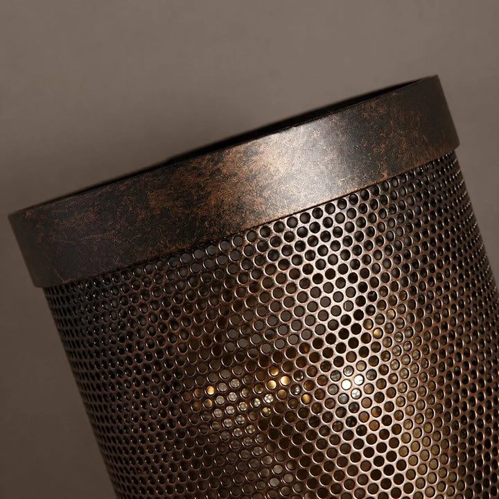 Aplique de pared decorativo óxido, metal perforado, estilo industrial para iluminación rústica interior.