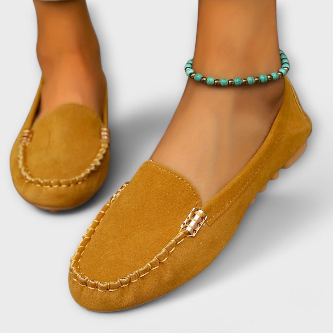 Mocasines sabot de mujer, vista lateral, destacando su diseño ergonómico y toque de sofisticación.