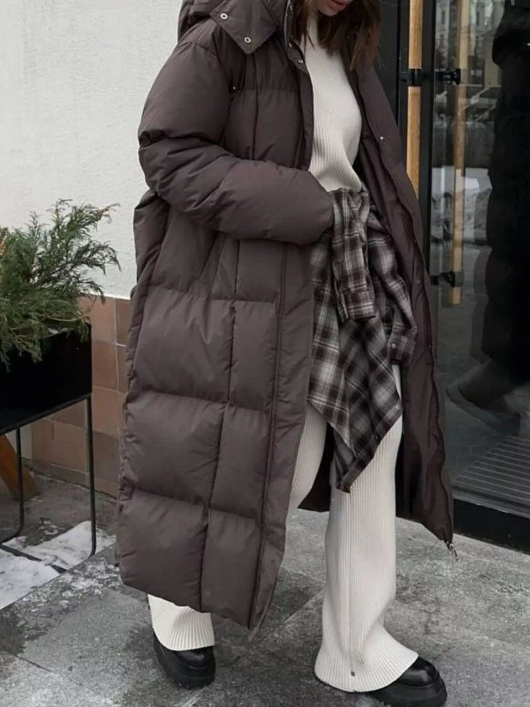 Parka acolchada larga para mujer con cinturón, perfecta para los días fríos y ventosos de invierno.
