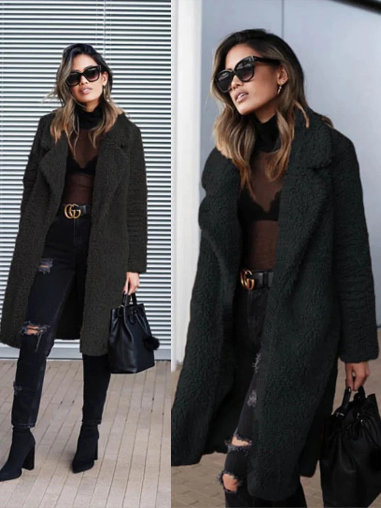 Abrigo femenino de invierno con botones ocultos. Ropa exterior moderna y versátil, ideal para un look sofisticado.