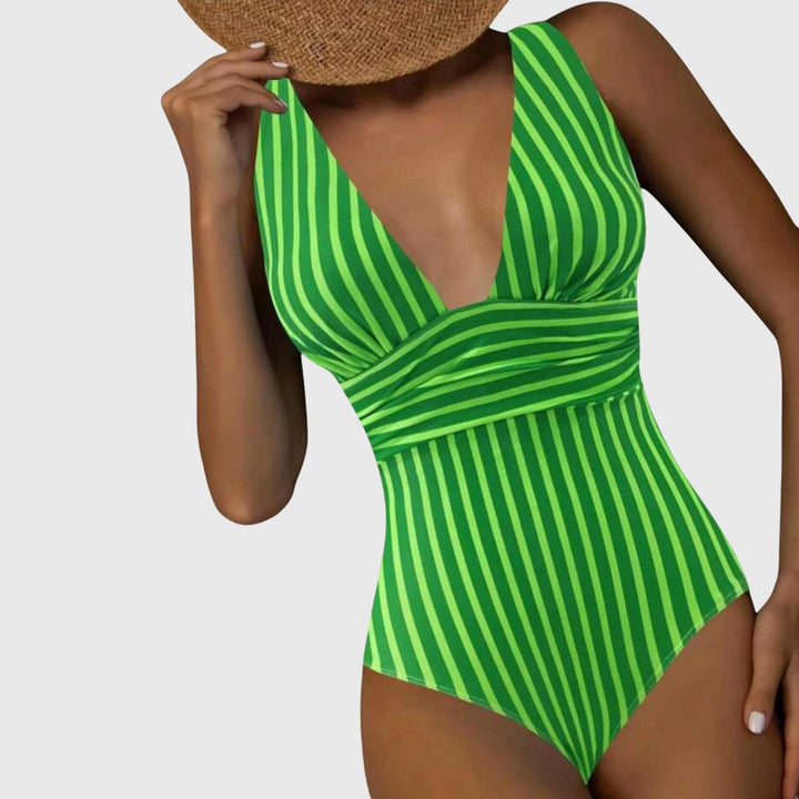 Bañador una pieza con rayas que realzan la figura y profundo escote V. Estilo chic para mujer.