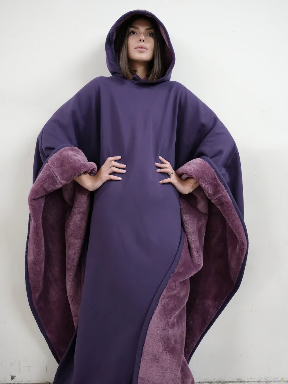 Hoodie femenino con peso, ideal para abrazar el confort y aliviar el estrés.