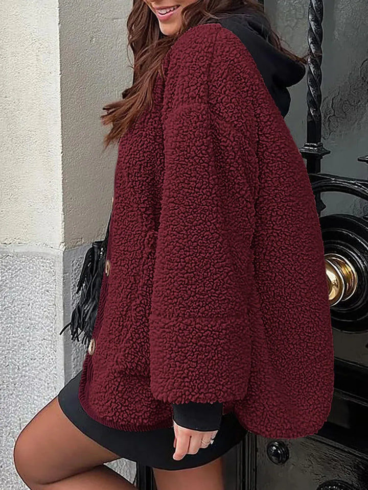 Chaqueta borreguito mujer, diseño bicolor con bolsillos, ideal para un invierno con estilo.