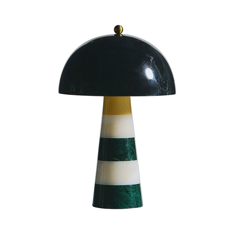 Decoración de mármol: Lámpara de mesa veteada, diseño orgánico, ilumina con elegancia el hogar.