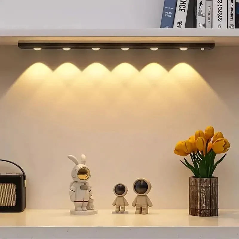 Lámpara LED automática con sensor de movimiento para pasillos. Iluminación inteligente y eficiente en el hogar.
