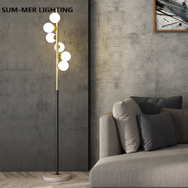 Lámpara de pie Celestina de diseño esférico. Luz LED para un ambiente cálido y decoración moderna.