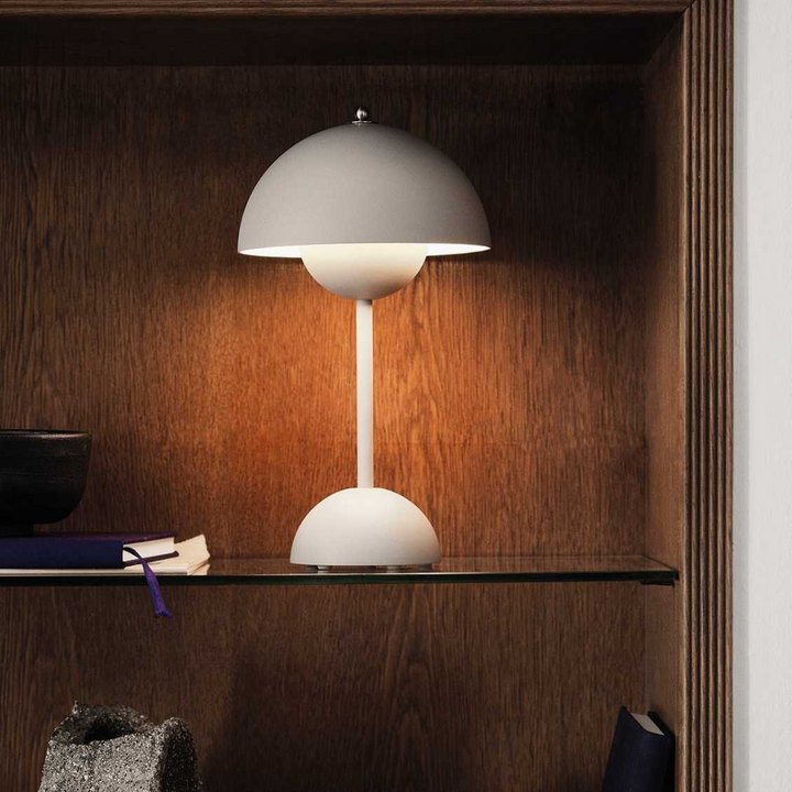 Lámpara de mesa LED. Diseño moderno y minimalista para iluminación decorativa del hogar.