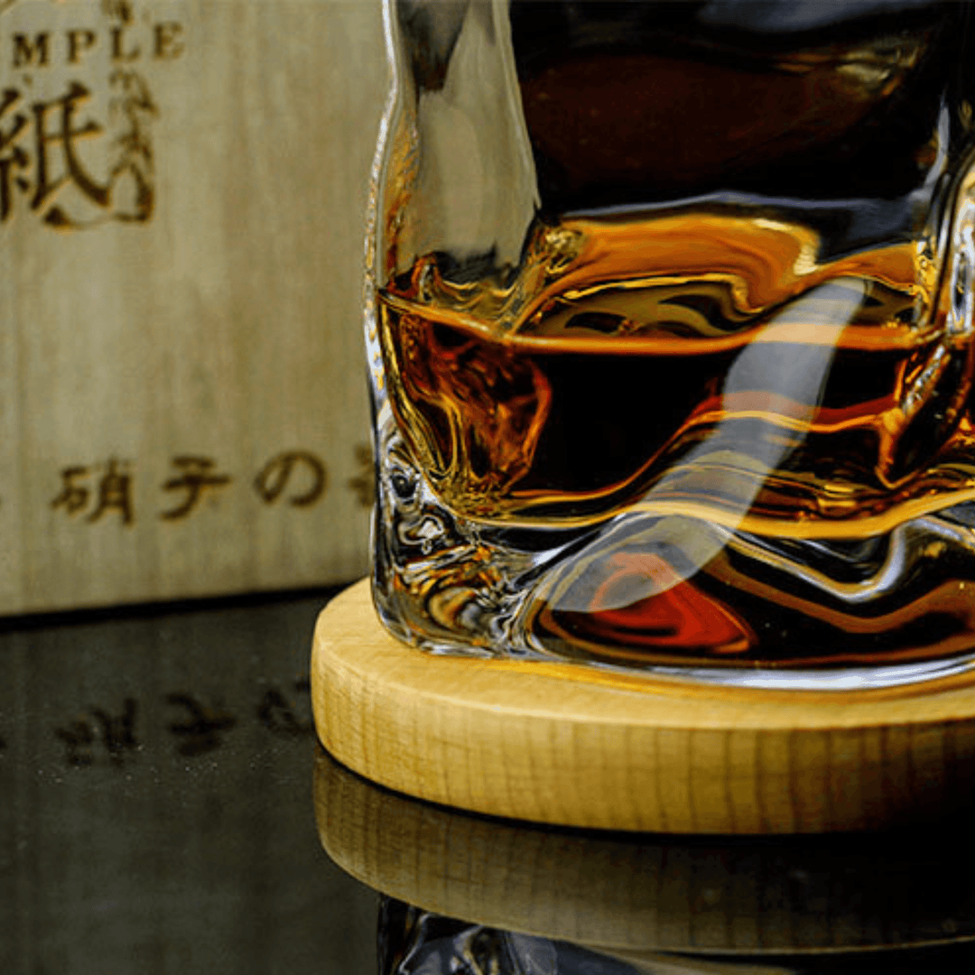 Vaso de whisky Kiriko Edo esculpido a mano, diseño arrugado, lujo artesanal para amantes del whisky.