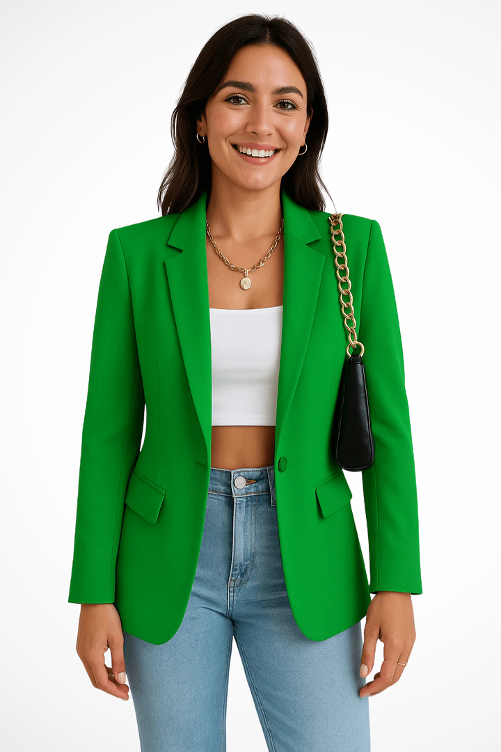 Blazer beige ligero para mujer, versátil para looks formales y casuales. Moda tendencia femenina.
