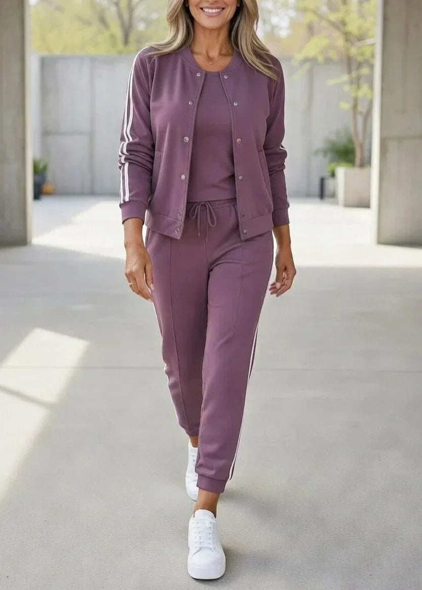 Conjunto deportivo mujer con chaqueta, top y pantalón a rayas sport chic. Outfit cómodo y moderno de moda femenina.