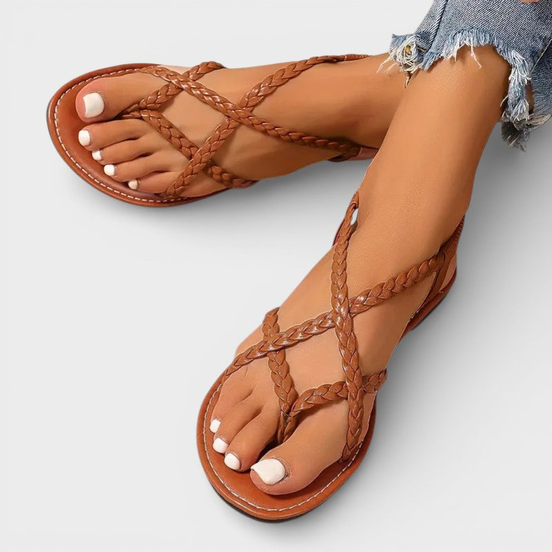Sandalias planas de mujer, estilo casual, con materiales ligeros y plantilla de confort ergonómica.