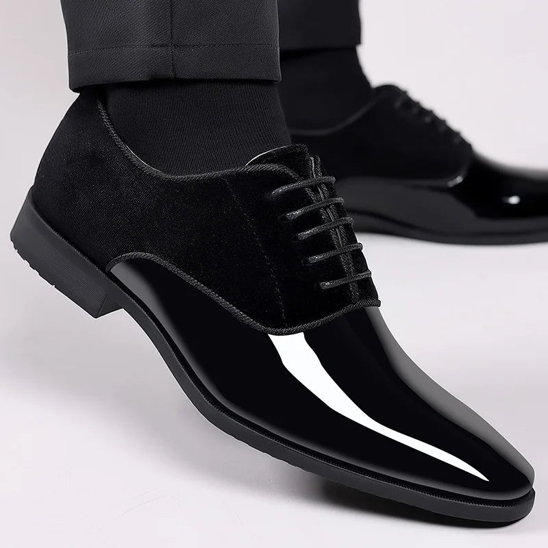 Zapatos de vestir negros para hombre con puntera brillante y diseño cómodo. Ideal para bodas y uso formal.
