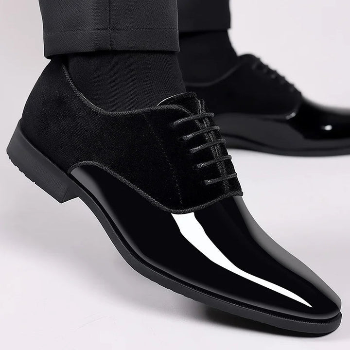 Zapatos de vestir negros para hombre con puntera brillante y diseño cómodo. Ideal para bodas y uso formal.