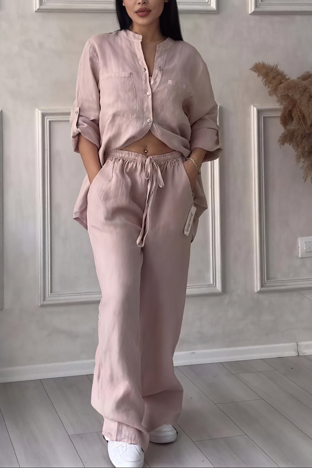 Camisa de botones y pantalones de pierna ancha del conjunto casual Ava. Moda relajada y versátil para mujer.