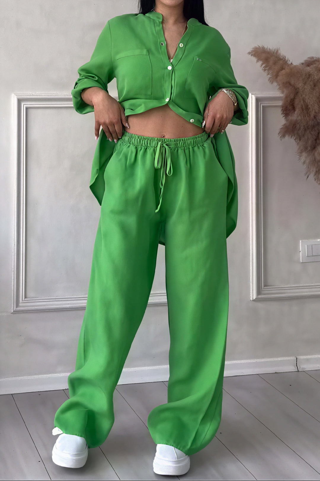 Conjunto Ava para mujer, dos piezas: camisa de botones y pantalones anchos. Estilo casual chic y ropa de viaje cómoda.
