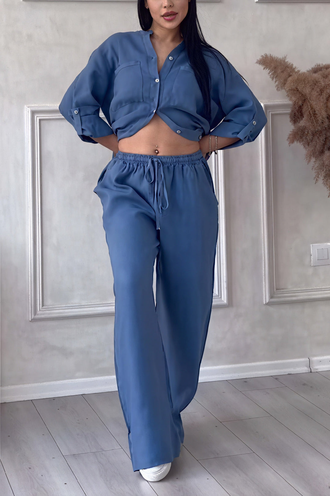 Conjunto cómodo de dos piezas Ava para mujer. Camisa de botones y pantalón ancho. Atuendo diario y de viaje effortless.