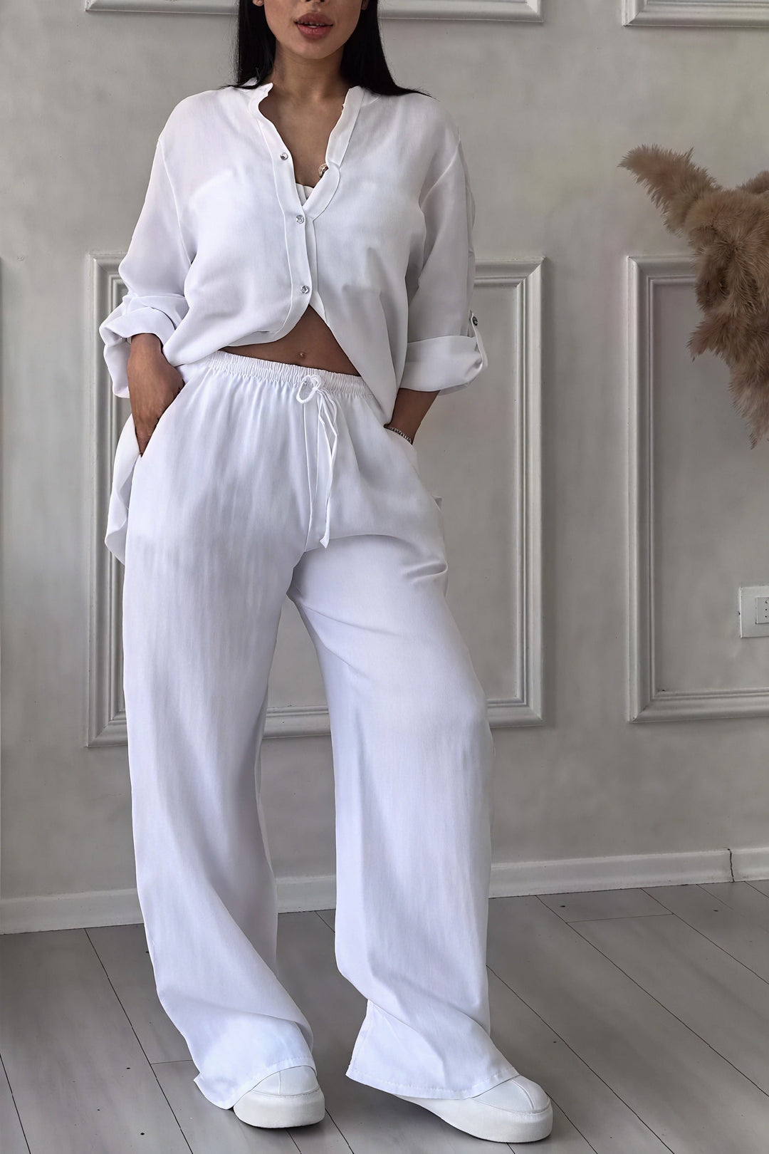 Moda casual 2024: Conjunto Ava de dos piezas para mujer con camisa de botones y pantalón de pierna ancha.