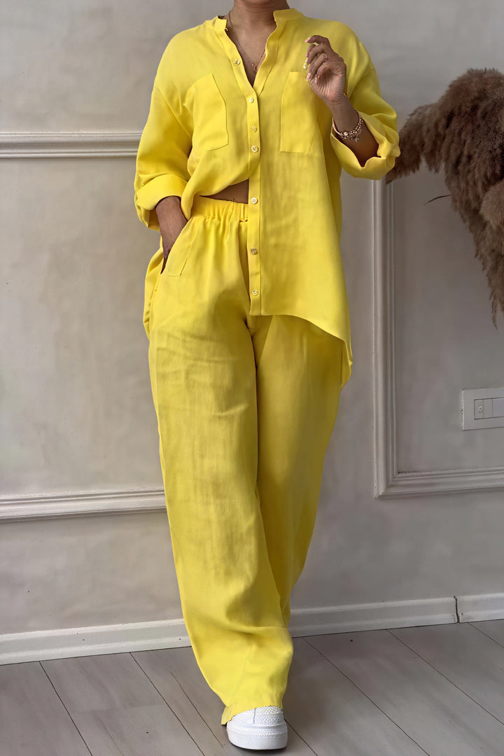 Conjunto casual Ava de dos piezas para mujer: camisa de botones y pantalones anchos. Ideal para verano y estilo relajado.
